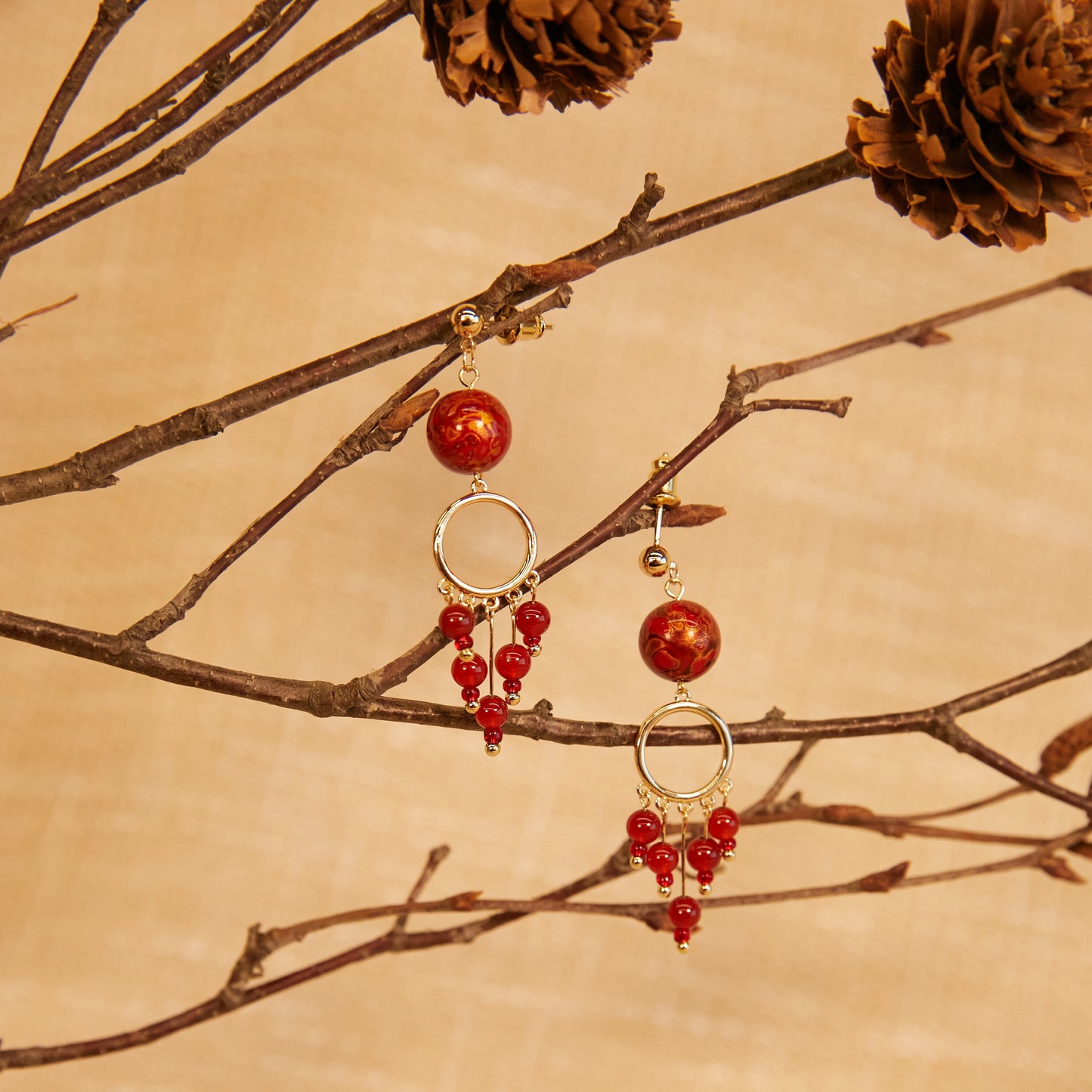 Jewelry/Lacquer earrings (5.3cm X 1.0cm)/lucky red ball