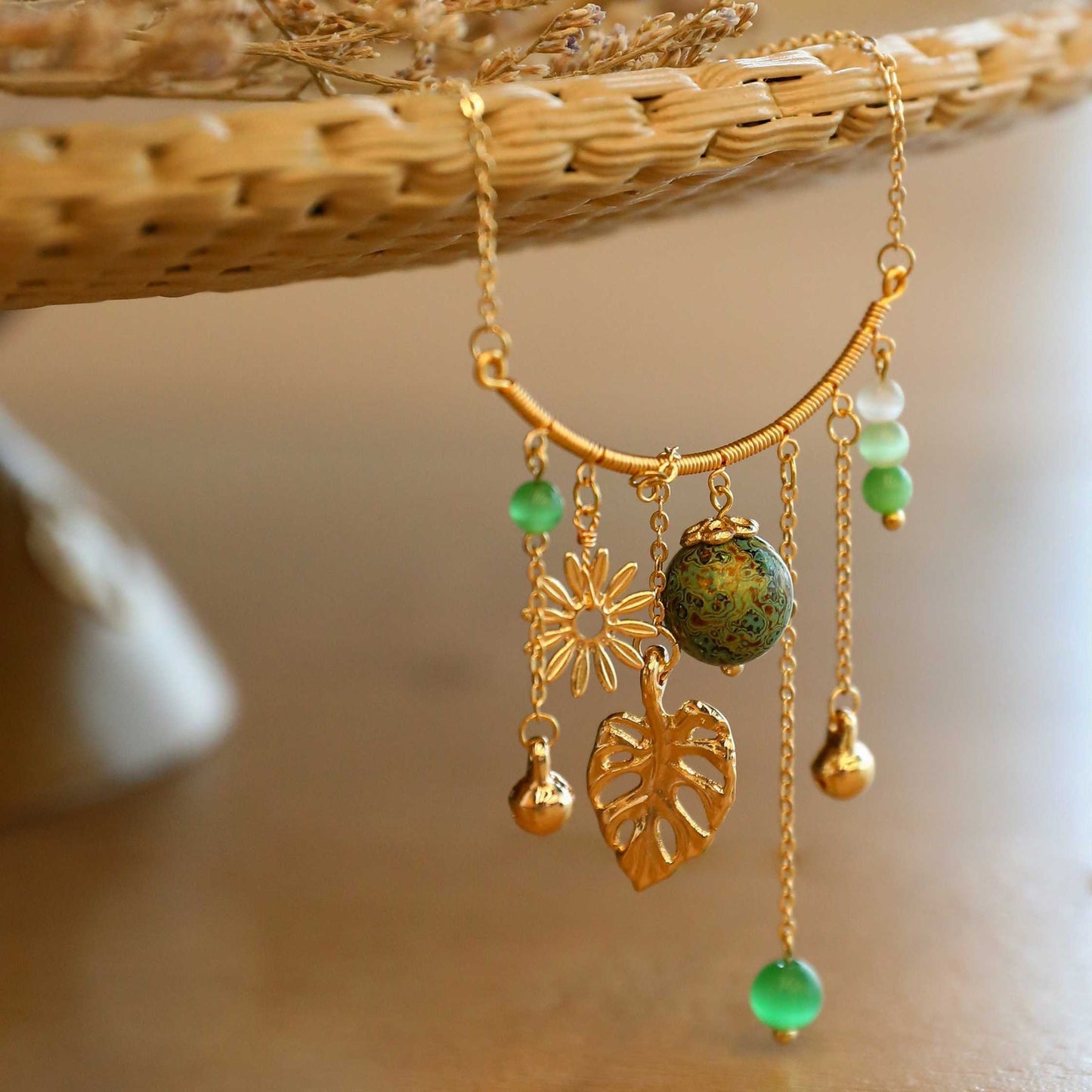 Jewelry/Lacquer necklace (8cm X 4.5cm)/grain rain green ball