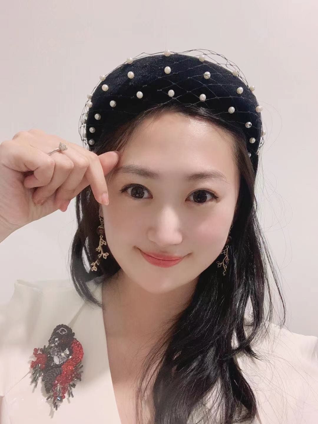 Jewelry/Lacquer earrings (7cm X 1cm)/spring green leaves